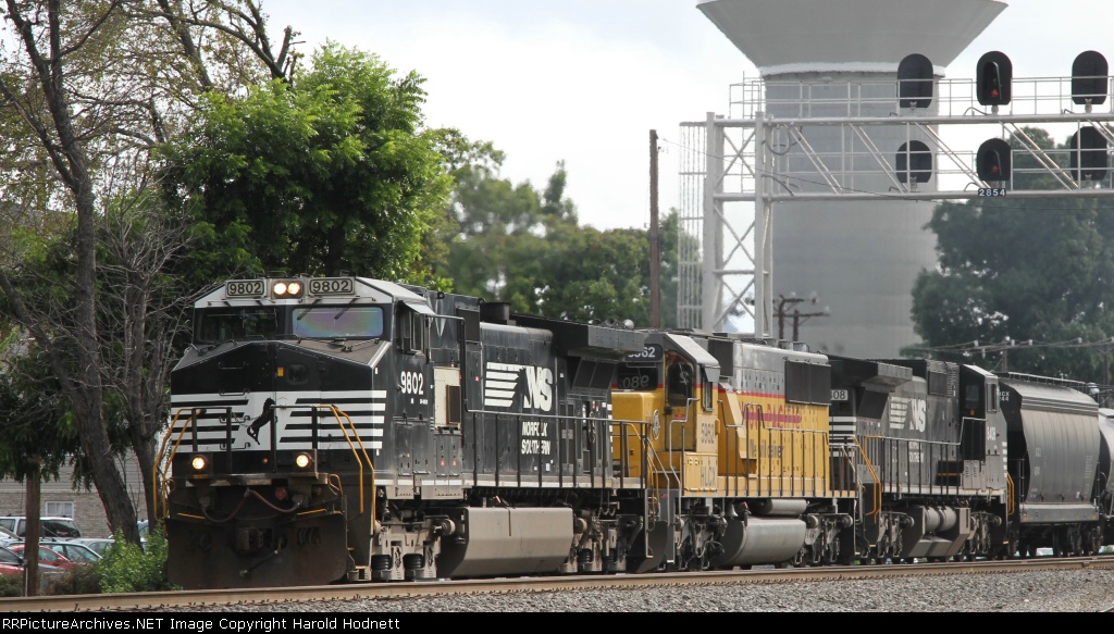 NS 9802 leads train 351 past the signals at Aycock